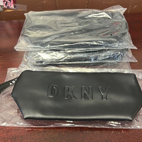 DKNY toiletry bag - Picture 1 of 4